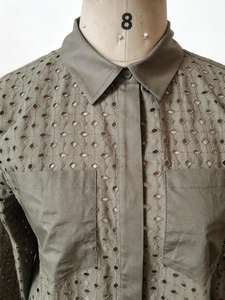 Modische Polyester-Baumwoll-Bluse mit Lochstickerei, elegant und lässig, für Büro und Alltag. - Product Image 3