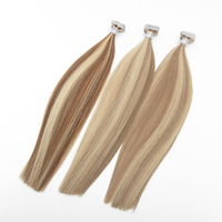 Extensions de cheveux naturels à bandes adhésives invisibles de qualité supérieure, douces, brillantes et pleines, disponibles en plusieurs couleurs et longueurs en stock.