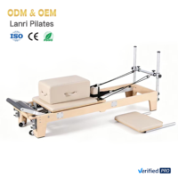 Reformer de Pilates en bois d'érable avec tour et chariot à glissage silencieux pour un entraînement de fitness multifonctionnel complet en studio de prestige