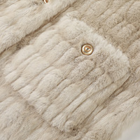Veste courte en fausse fourrure pour femme, col rond, texture rayée, boutons sur le devant, avec poches plaquées 2610-33b