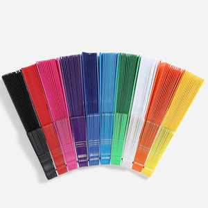 En stock – Éventails portatifs vintage de 23 cm avec baleines en plastique et revêtement en tissu pour mariage - Product Image 5