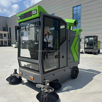 Camion balayeuse routière 2000 mm, machine industrielle de balayage de voirie avec canon à brouillard pour la suppression de la poussière sur les routes urbaines