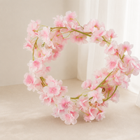 LUYI Vente en gros d'usine de fleurs artificielles en soie faites à la main guirlande de vigne suspendue mixte mariage maison jardin