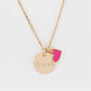 Ciondolo Rotondo Personalizzato in Acciaio Inox Placcato Oro PVD, Medaglione Inciso da 15 mm <span class=keywords><strong>con</strong></span> Charm a Cuore in Smalto Bianco e Rosso - Product Image 4