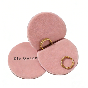 Pochette à bijoux ronde en velours Ele Queen avec fermeture magnétique à charnière pour bagues et boucles d'oreilles, design moderne - Product Image 1