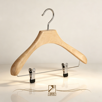 Cintre en bois massif de couleur bois naturel, style classique avec barre horizontale inférieure pour l'affichage de vêtements