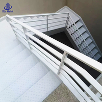 Außen-Stahltreppe Minimalistisches Metall-Rostfreies Durchbrochenes Design Weiße Gerade Treppe mit Sicherheitsgeländer