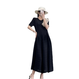 Robe plissée à col rond et manches courtes Miyake pour femme, décontractée, confortable, taille ajustée, longue, élégante, rajeunissante - Product Image 1