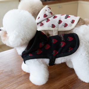 Abrigo con Capucha para Perro con Estampado de Fresas, Dulce y Cálido para Otoño e Invierno, en Oferta - Product Image 2