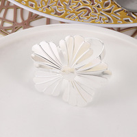 Lot de cinq anneaux de serviette écologiques en fer, design créatif, boucle carrée, style moderne et simple, forme fleur pour table de mariage ou de fête