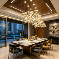 Lustre en verre soufflé personnalisé, design moderne et luxueux, luminaire suspendu artisanal en verre, éclairage pour hall d'hôtel, atrium, projets d'éclairage