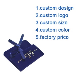 Pochette à bijoux personnalisée en velours bleu marine avec doublure en satin, fermeture à ruban, insert pour collier et coussinet pour boucles d'oreilles - Product Image 5