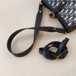 Bolso de Mano Estilo Vintage para Dama. Hecho de material PU de alta calidad. Se Puede Usar en el Hombro o la Espalda. - Product Image 4