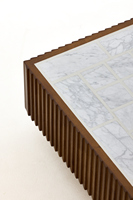 Table basse carrée moderne en chêne et béton avec plateau en mosaïque à carreaux et base en bois cannelé pour salon
