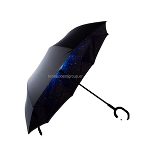 Parapluie pliant inversé personnalisé en gros avec poignée en plastique étanche à la pluie couleurs et conceptions personnalisées - Product Image 1