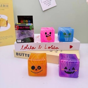 Cubo antiestrés blandito con patrón de flujo de cubitos de hielo, juguete sensorial de cara fea, cubo sensorial con expresión de Halloween - Product Image 1