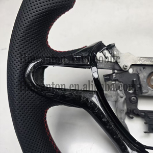 Volant de voiture en fibre de carbone forgée perforée avec bande en cuir pour Honda Civic 8ème génération – Qualité garantie - Product Image 4