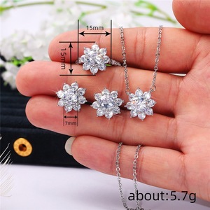 Flower Shape <b>Stud</b> <b>Earrings</b> With Zircon Claw Setting For Everyday Wear - Product Image 4