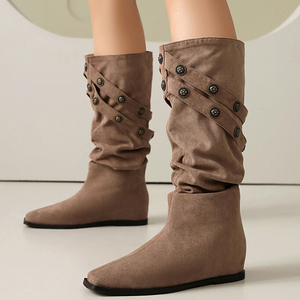 Bottes hautes pour femmes à bout carré, talons plats, en daim avec décorations boutons métalliques, coupe large - Product Image 3