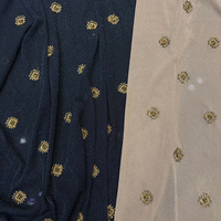 Fil Métallique Scintillant avec Perles Ethniques sur Tissu Tricoté pour Robes de Soirée, Hauts et Tenues de Soirée – Nouvelle Collection Printemps-Été