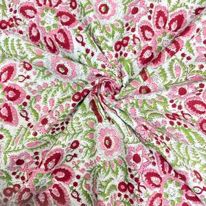 Tela de Algodón Estampada con Flores Blancas y Patrón Botánico en Rosa, Rojo y Verde para Kurti, Vestido, Traje Salwar y Ropa Étnica - Product Image 6