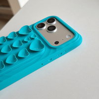 Coque en silicone liquide à effet d'ondulations pour iPhone Air 13 14 15 16 17 Pro Max, compatible avec le chargement sans fil, avec ventouse magnétique en forme de cœur