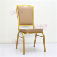 Chaise de banquet empilable en métal doré moderne et durable, avec revêtement en mélange synthétique, idéale pour hôtels, restaurants, hôpitaux et mariages.