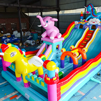 Château gonflable géant avec toboggan et aire de saut pour enfants, modèle de simulation de parc d'attractions