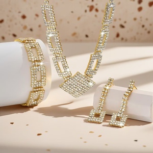 طقم مجوهرات نحاسية مرصعة بالماس مربعة لامعة هندسية فاخرة مخصصة طقم أساور وأقراط وقلادات للنساء - Product Image 6