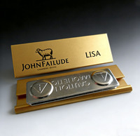 Plaque nominative vierge en laiton réutilisable et durable avec dos magnétique de sécurité pour tous les secteurs d'activité, impression personnalisée pour employés, vente en gros