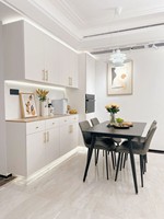 Chaise de salle à manger moderne personnalisable en bois massif avec structure en acier inoxydable, porte en verre, panneau en MDF durable pour usage domestique