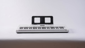 Instrument de musique en plastique <span class=keywords><strong>pour</strong></span> <span class=keywords><strong>piano</strong></span> électronique 61 touches de haute qualité Factory Direct avec fonction d'enseignement <span class=keywords><strong>pour</strong></span> musiciens débutants - Product Image 2