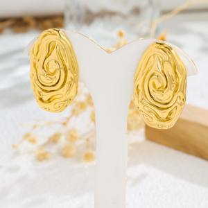 1 Par de Pendientes de Aro Irregulares de Acero Inoxidable con Baño de Oro de 18K, Diseño de Espiral Texturizada, Forma Asimétrica, Elegantes, Versátiles y Casuales - Product Image 3