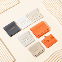 Pochettes d'emballage pour bijoux en microfibre personnalisées et élégantes avec options de rabat et de ruban pour colliers, bracelets et coffrets cadeaux de marque