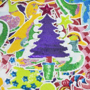 Patchs thermocollants personnalisés en tissu brodé avec sequins, motif sapin de Noël, cœur, dessin animé, couleur et logo sur mesure - Product Image 1