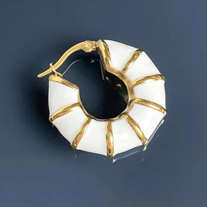 Orecchini a Cerchio E4793 in Oro, Design Geometrico Minimalista, Unisex, per Uso Quotidiano, Placcati in Oro, Gioielli Raffinati - Product Image 4