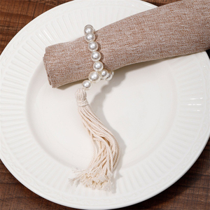 Anneaux de serviette créatifs faits à la main avec perles et pompons, design contemporain, écologiques, durables, pour fêtes, Noël, restaurants - Product Image 1