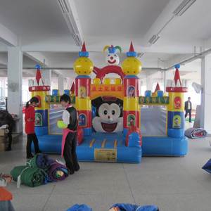 Château gonflable sur le thème du cœur et de l'amour, en PVC, respectueux de l'environnement, capacité de 800 kg pour 12 passagers, utilisation commerciale en extérieur - Product Image 1