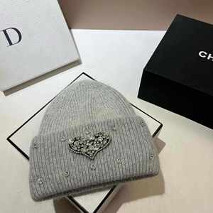 หมวกไหมพรมขนกระต่ายประดับเพชรคุณภาพสูงสำหรับผู้หญิงขายส่ง หมวกบีนนี่ถักประดับเพชรสำหรับฤดูหนาว - Product Image 3