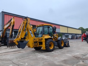 Chargeuse-pelleteuse JCB 4CX tout-terrain neuve, robuste et polyvalente pour les travaux d'infrastructure en milieu rural et les travaux de cour. - Product Image 3