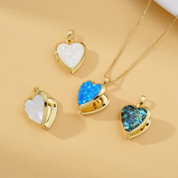 YH2066 Pendentif Cœur Médaillon Commémoratif en Laiton Scintillant Plaqué Or 18K avec Coquille d'Opale, Breloques pour la Création de Bijoux DIY