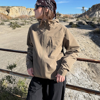 Veste technique imperméable, coupe-vent et respirante pour homme, avec logo personnalisé, idéale pour la randonnée en extérieur.
