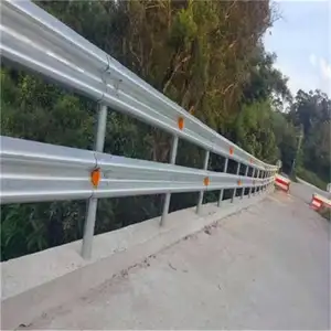 Barriera di sicurezza stradale con trave in acciaio
