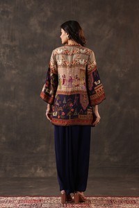 Compre una túnica con estampado herencia y pantalones dhoti drapeados, conjunto de ropa de diseño étnico indio con cuello mandarín adornado. - Product Image 5