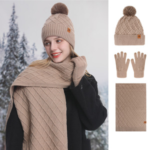 <span class=keywords><strong>Cappello</strong></span> con pompon in maglia a cavo caldo <span class=keywords><strong>e</strong></span> <span class=keywords><strong>sciarpa</strong></span> con motivo a diamanti morbidi <span class=keywords><strong>e</strong></span> guanti elasticizzati accessori invernali set di cappelli <span class=keywords><strong>e</strong></span> guanti - Product Image 1