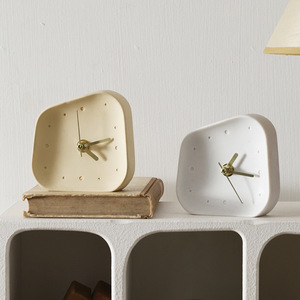 Horloge de bureau silencieuse moderne et minimaliste en grès, à mouvement à seconde intercalaire, à piles, style nordique, pour salon et maison - Product Image 4