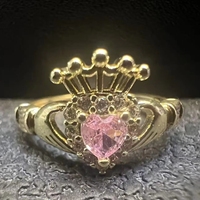 Op maat gemaakte damesring met vergulde Claddagh-ring, kroonontwerp en rode hartvormige steen, Valentijnsdag cadeau