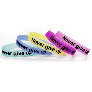 Venta al por mayor y Spot Never <span class=keywords><strong>Give</strong></span> <span class=keywords><strong>Up</strong></span> <span class=keywords><strong>on</strong></span> Glow Pulseras Baloncesto Fútbol Club Pulseras de silicona para juegos Regalos - Product Image 1