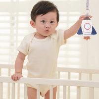 L'usine a conçu de nouveaux lits pour bébés avec des jouets en peluche et des poussettes remplies de fusées avec des jouets en peluche.