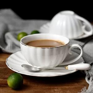 Ensemble de tasse à café et soucoupe en céramique blanche ronde avec bord doré, capacité de 101 à 200 ml, passe au lave-vaisselle et au micro-ondes, logo personnalisé - Product Image 2